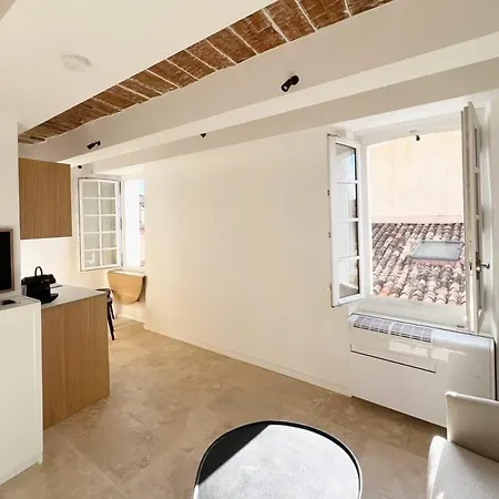 Le Paon L Old Town & Ac L Shellter *