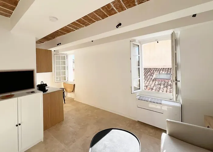 Le Paon L Old Town & Ac L Shellter *