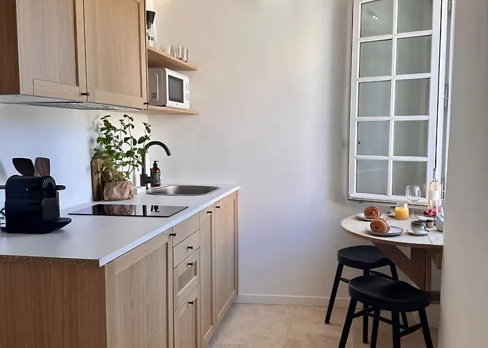 Le Paon L Old Town & Ac L Shellter